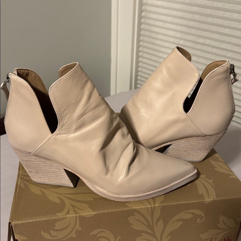 GOLO Short boots Women’s 7.5 bone color soft leather booties shooties Western